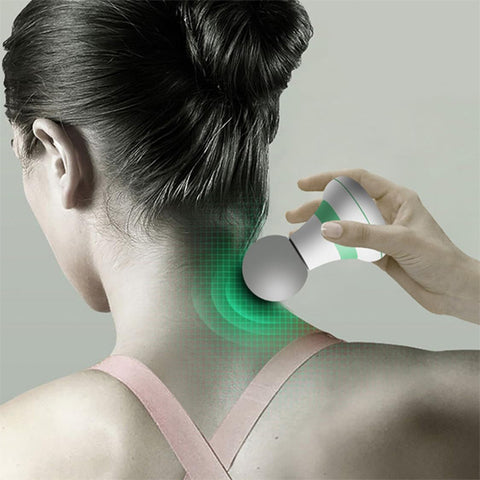 femme pistolet de massage douleur cou