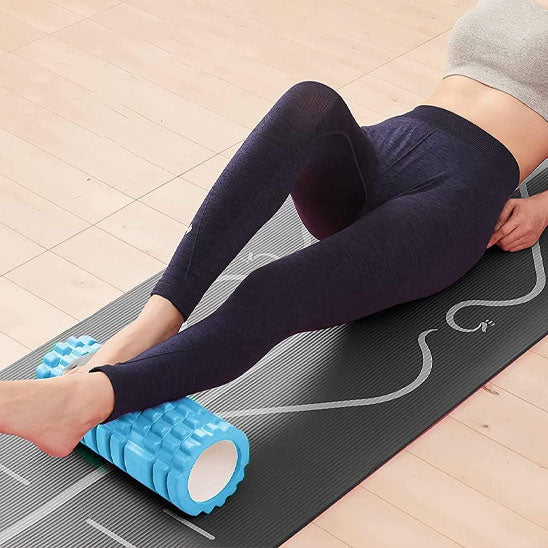 femme rouleau de massage soulage pieds