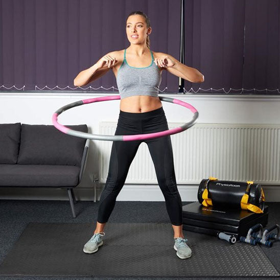 femme avec hula hoop fitness maison