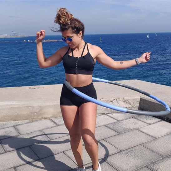 femme avec hula hoop fitness plage