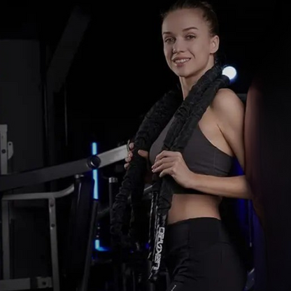 femme brune avec corde a sauter cou