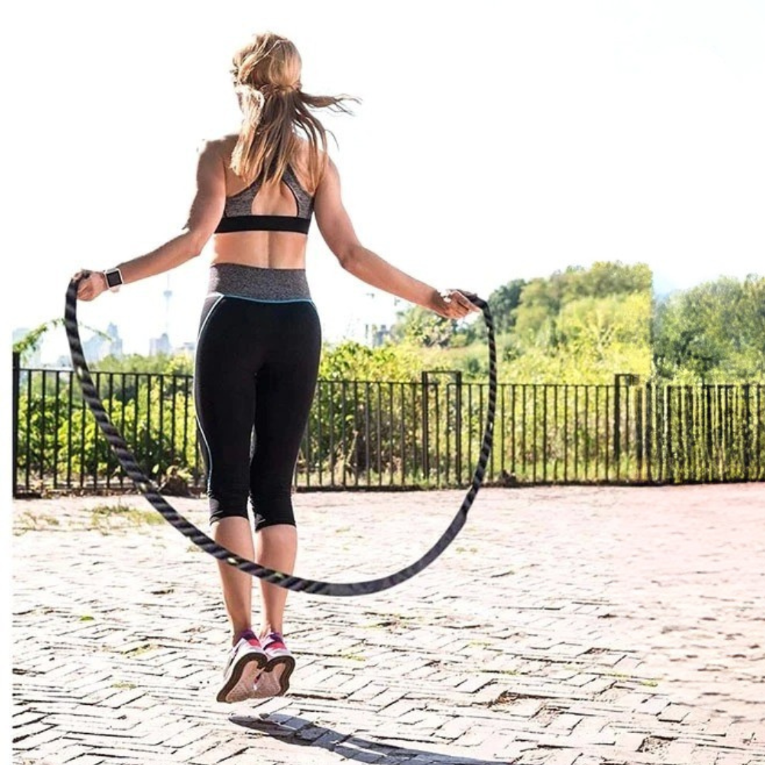 femme pratique corde a sauter exterieur