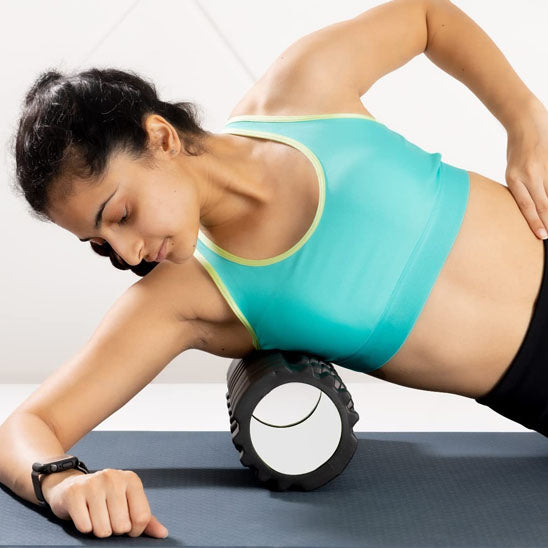 femme rouleau de massage soulage flanc droit