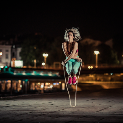 femme saute corde a sauter nuit